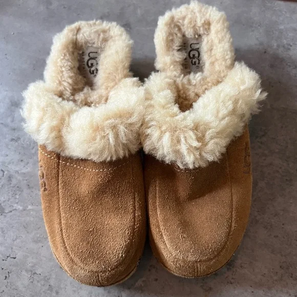 UGG Australia Kalie Size 2 Camel Suede and Wood Clogs Mules - Picture 2 of 4